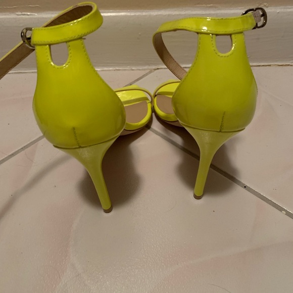 Stuart Weitzman Nudistcurve 100 Neon Green Stilettos - Picture 3 of 8